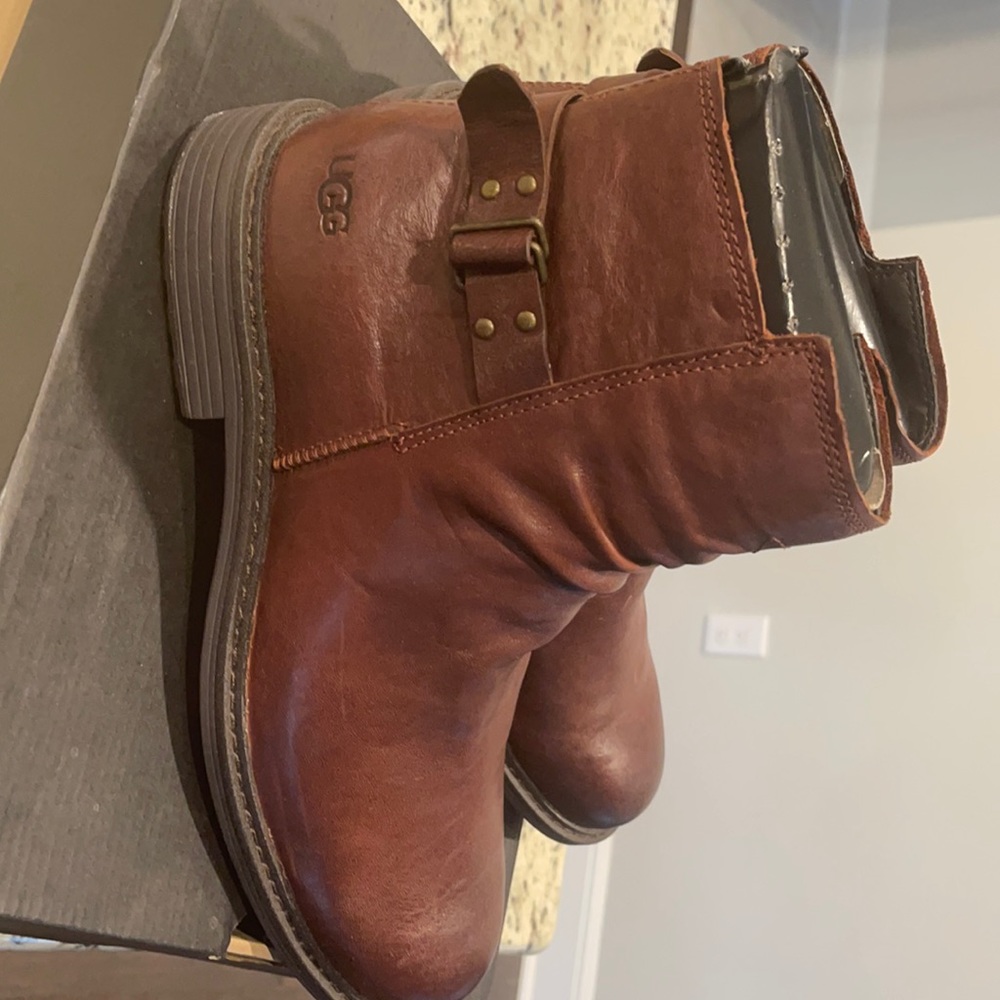 Never worn 11 men’s boots-Ugg’s